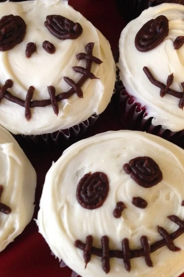 Creepy Halloween skull cupcakes decorated with spooky designs for festive treats.