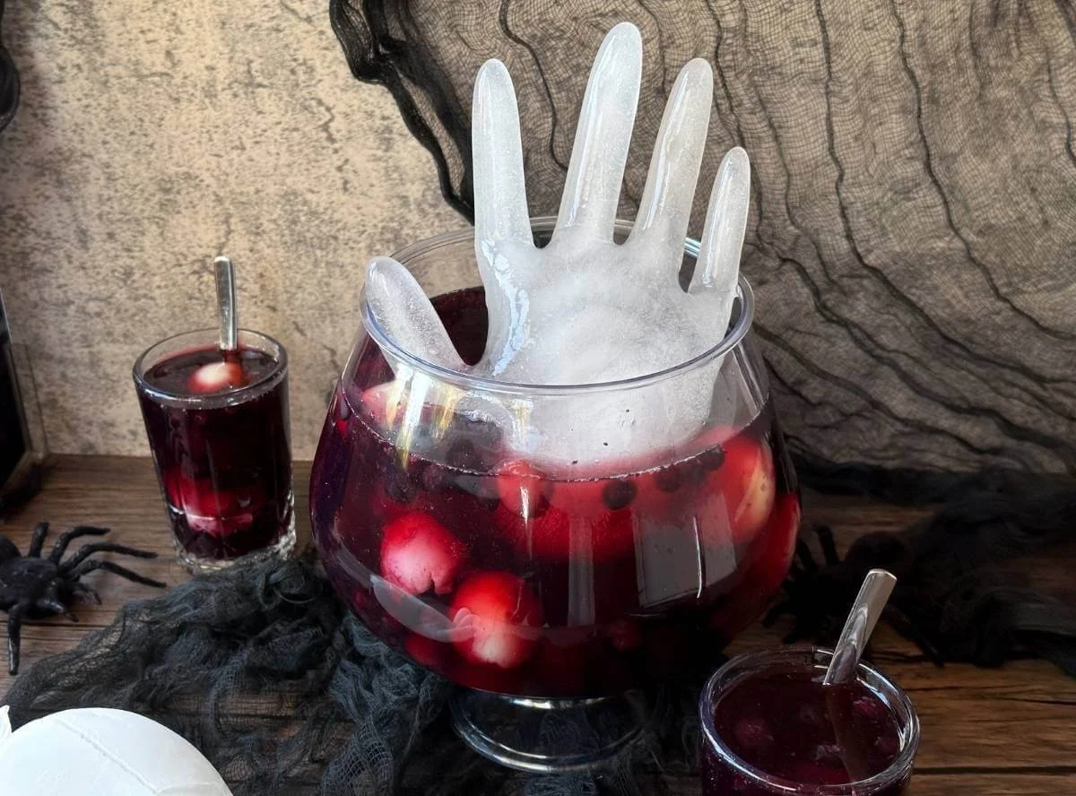 Colorful Halloween-Bowle for kids, perfect for Halloween parties and celebrations.