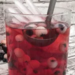 Spooky Halloween drink recipe featuring a colorful bebida Halloween