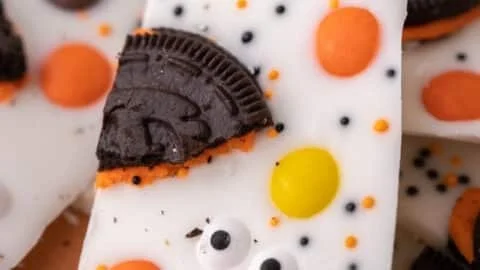 Delicious and spooky Halloween Oreo Bark with festive colors and toppings
