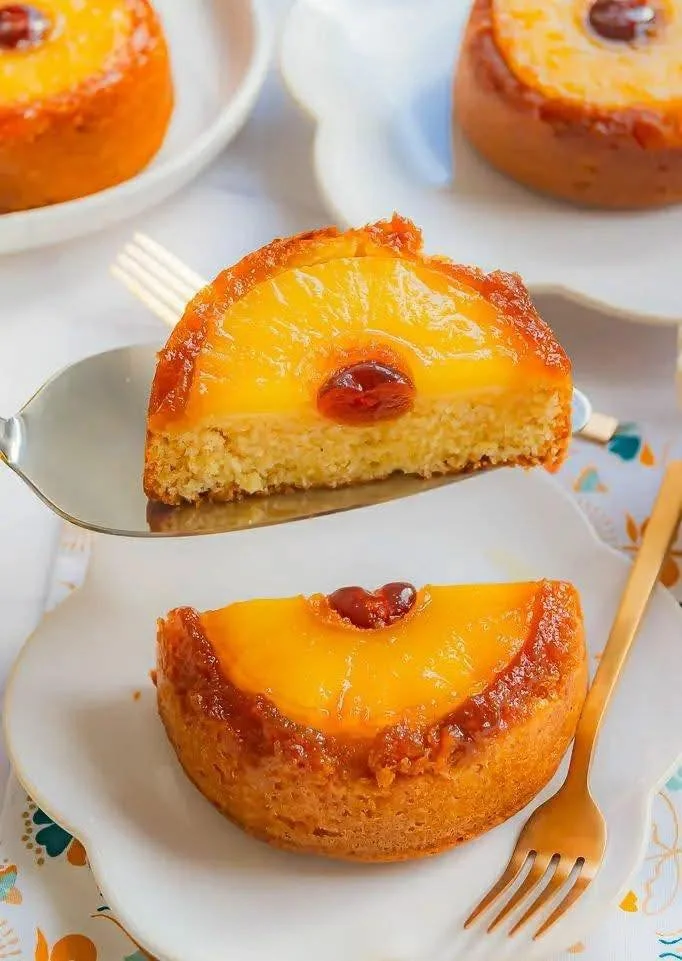 Delicious upside-down mini cakes with pineapple and cherry toppings
